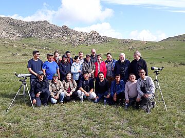 Gruppenbild: Rita Schwarzelühr-Sutter mit Mitarbeitern der Parkverwaltung im Nationalpark Hustain Nuru. Weitere Informationen siehe Bildunterschrift