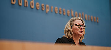 Svenja Schulze bei einer Pressekonferenz