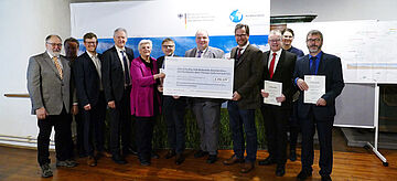 Gruppenbild von der Zertifikatsübergabe mit Florian Pronold. Weitere Informationen siehe Bildunterschrift