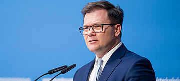 Carsten Schneider am Mikrofon