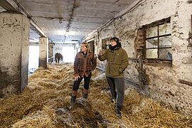 Steffi Lemke und eine Landwirtin im Stall