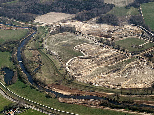Eine Bergbaulandschaft von oben