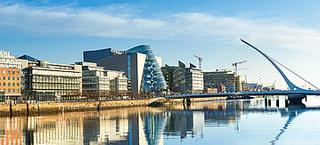 Moderne Gebäude und Büros am Fluss Liffey in Dublin