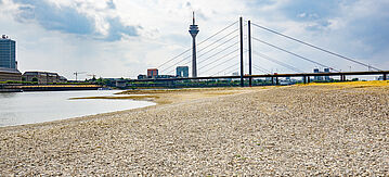 Niegrigwasser beim Rhein bei Düsseldorf