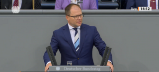 Carsten Schneider am Rednerpult im Deutschen Bundestag
