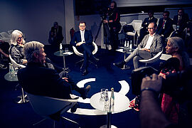 Carsten Schneider bei einer Diskussionsrunde