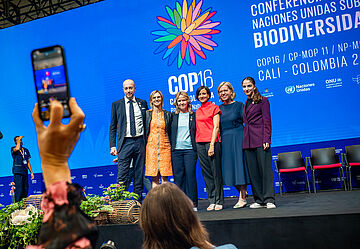 Gruppenfoto mit Steffi Lemke. Weitere Informationen siehe Bildunterschrift