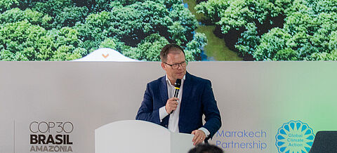 Carsten Schneider auf der Weltklimakonferenz (COP30) am Rednerpult