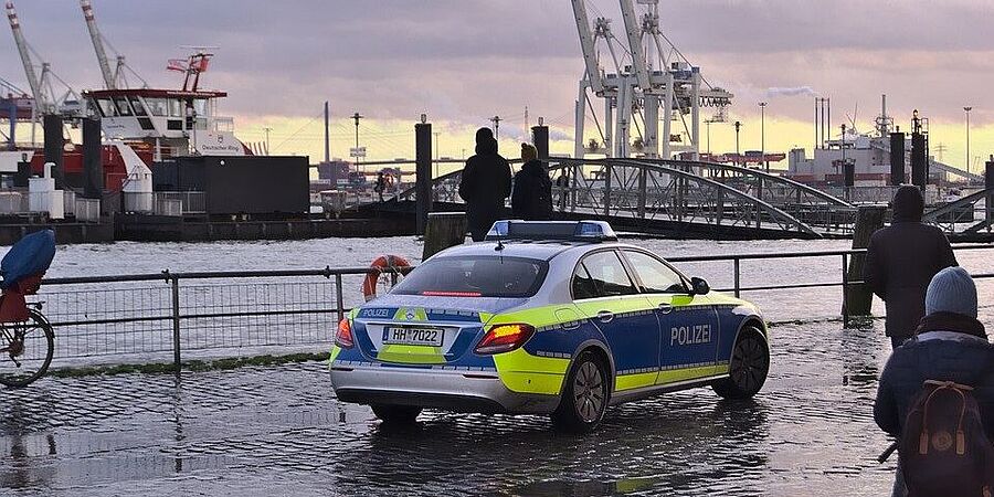 Überflutete Straße im Hamburger Hafen