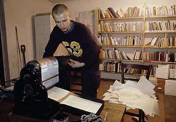 Flugblätter drucken auf einer Ormig-Kopiermaschine in der Umweltbibliothek, Till Böttcher, Zionskirche, Berlin, DDR, 1988. Weitere Informationen siehe Bildunterschrift