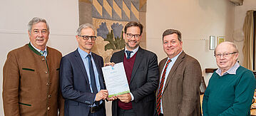 Florian Pronold übergibt NKi-Zertifikate