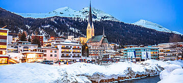 Abendansicht der idyllischen Bergstadt Davos in den Schweizer Alpen 