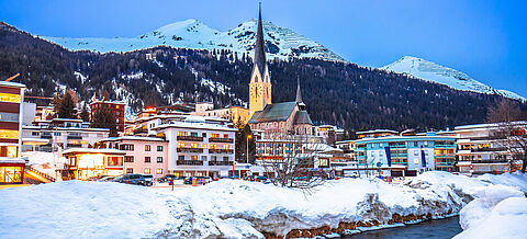 Abendansicht der idyllischen Bergstadt Davos in den Schweizer Alpen 