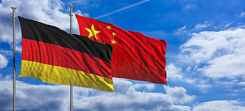 Flaggen von China und Deutschland 