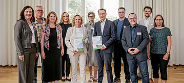 Steffi Lemke und Karl Lauterbach mit dem SRU-Gutachten