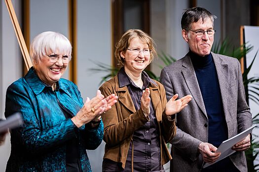 Staatsministerin für Kultur und Medien Claudia Roth, Staatssekretärin im BMUV Christiane Rohleder und Jochen Paleit, Vorstandsvorsitzender der Heinz Sielmann Stiftung (von links nach rechts), bei der Verleihung Eisvogel - Preis für nachhaltige Filmproduktion 2025.