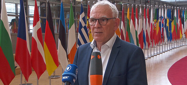 Jochen Flasbarth beim EU-Umweltrat Jochen Flasbarth spricht mit Medienvertretern.