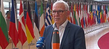 Jochen Flasbarth spricht mit Medienvertretern. 