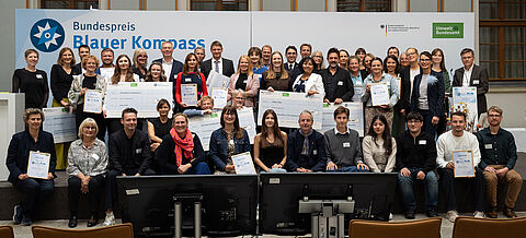 Gruppenfoto mit allen Gewinnerinnen und Gewinnern