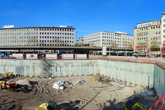 Eine große Baustelle, auf der gerade das Fundament gegossen wird. 