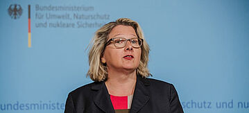Svenja Schulze spricht auf der Pressekonferenz