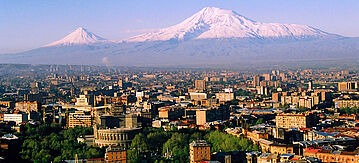 Skyline der Stadt Eriwan vor Berg Ararat