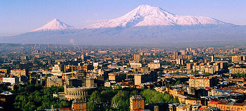 Skyline der Stadt Eriwan vor Berg Ararat
