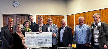 Dr. Jan-Niclas Gesenhues übergibt Förderbescheid für die Revitalisierung des Eschbach- und Lobachtal