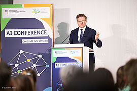 Carsten Schneider auf der Bühne bei der AI-CONFERENCE 2026 "Green AI neu denken" im ZUG-Gebäude