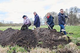 Bundesumweltministerin Steffi Lemke und Bundeslandwirtschaftsminister Cem Özdemir Spatenstich zur Moorvernässung in Angermünde