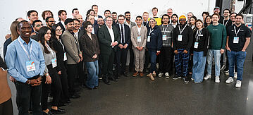 Gruppenbild der Teilnehmenden und Bundesumweltminister Carsten Schneider