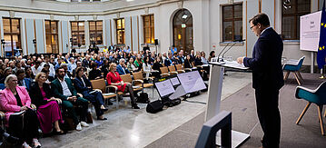 Bundesumweltminister Carsten Schneider am Rednerpult beim High-Level Forum Zukunft Wasser im BMUKN in Berlin