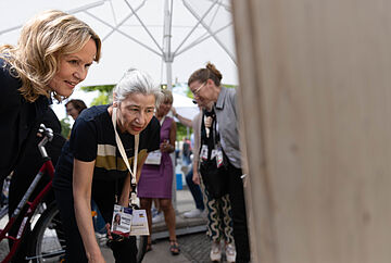 Steffi Lemke am BMUV-Stand bei der "Schatzsuche".