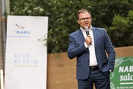 Bundesumweltminister Carsten Schneider hält eine Rede beim NABUsalon