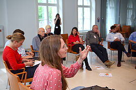 Teilnehmende der Breaking Business as Usual an Diskussion