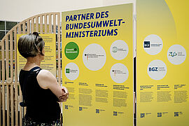  Auf der Stellwand sind Partner des Bundesumweltministeriums zu sehen, die teilweise beim Tag der offenen Tür vertreten sind und ihre Projekte zeigen. Tag der offenen Tür im BMUKN