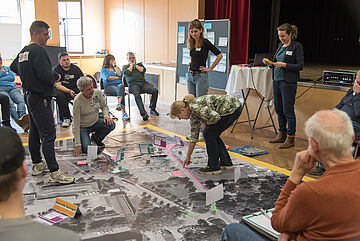 Die Eindrücke, die während der Ortsbegehung gesammelt wurden, werden mit den Teilnehmenden diskutiert.