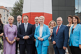 Gemeinsame Pressekonferenz. Viele Leute draußen, unter anderem Till Backhaus, Carsten Schneider und Manuela Schwesig