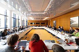 Blick in den Konferenzraum mit allen Beteiligten