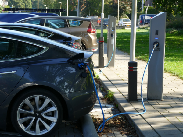Elektroautos an Ladestationen