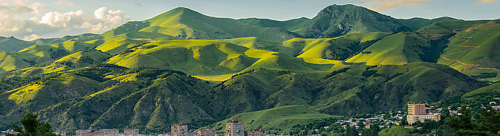 Schöner Sommersonnenuntergang in der Stadt Vanadzor, Armenien