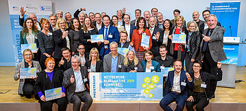 Die Preisträger der 12. Kommunalen Klimakonferenz auf einem Gruppenfoto
