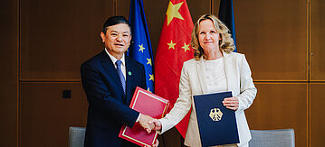 Bundesumweltministerin Steffi Lemke reicht ihrem chinesischen Amtskollegem Huang Runqiu die Hand