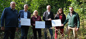 Gruppenbild (von links): Bruno Arlt (Erster Stadtrat Stadt Waldeck) Jürgen Vollbracht (Bürgermeister Stadt Waldeck) PStIn Bettina Hoffmann (BMUV) Jürgen van der Horst (Landrat Waldeck-Frankenberg) MdB Ester Dilcher Hendrik Block (Waldeckische Dominalverwaltung)
