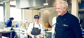 Die Teilnehmer in der Küche während der Arbeit