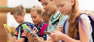 Kinder sind an ihren Smartphones