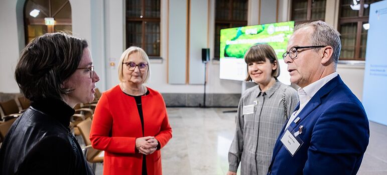 Yvonne Zwick (l-r), BAUM e.V., Bettina Hoffmann, Parlamentarische Staatssekretärin beim Bundesumweltministerin, Barbara Sanderson, TNFD, und David Craig, TNFD, bei der Auftaktveranstaltung der deutschen TNFD Consultation Group im BMUV.