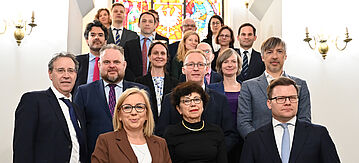 Bundesumweltminister Carsten Schneider, die französische Umweltministerin Monique Barbut sowie die polnische Klimaministerin Paulina Hennig-Kloska auf dem Podium