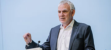 Staatssekretär Jochen Flasbarth spricht am Rednerpult auf einer Konferenz