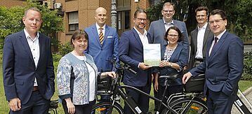 Florian Pronold übergibt den Förderbescheid Radverkehr in Regensburg.